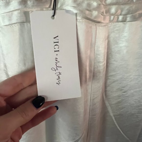 HOLIDAY WHITE WIDE LEG SATIN PANTS - VICI - XS - NWT! - Picture 2 of 6